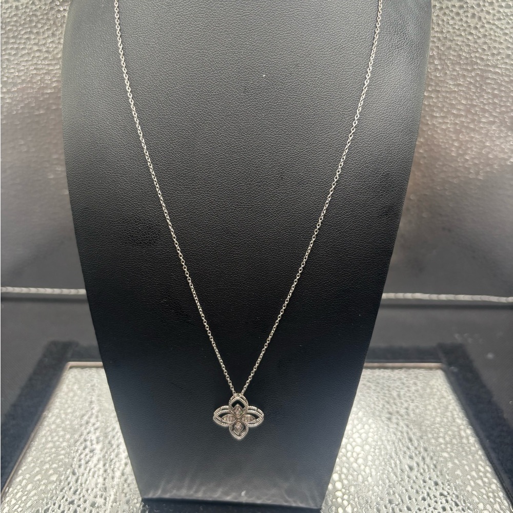 Elegant Silver Pendant Necklace